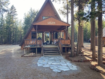 Charming 3-bedroom cabin in brilliant Cresent Lake with WiFi