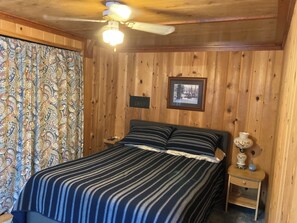 Room - Charming 3-bedroom cabin in brilliant Cresent Lake with WiFi (Cresent Lake)