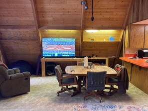Interior - Charming 2-bedroom cabin in OHV area 12 miles from Crescent Lake. Pet-Friendly. (Cresent Lake)