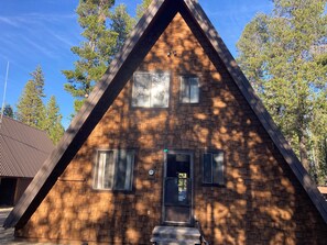 Exterior - Charming 3-bedroom cabin in brilliant Cresent Lake with WiFi (Cresent Lake)