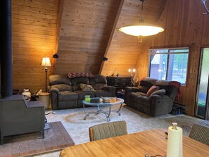 Living area - Charming 3-bedroom cabin in brilliant Cresent Lake with WiFi (Cresent Lake)