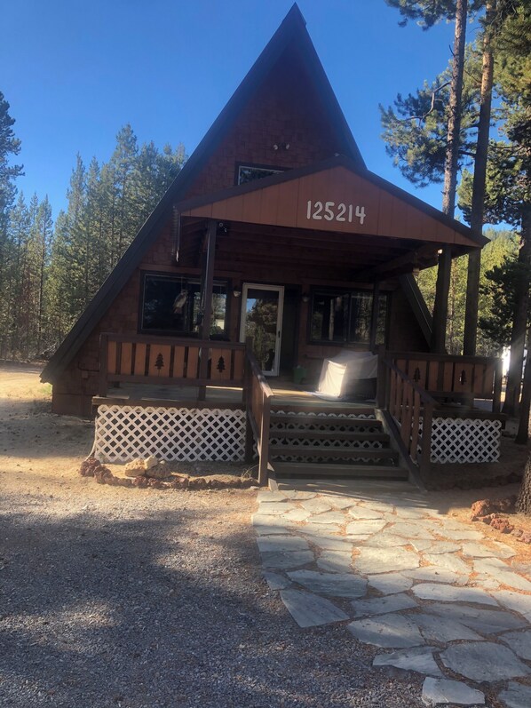 Exterior - Charming 3-bedroom cabin in brilliant Cresent Lake with WiFi (Cresent Lake)