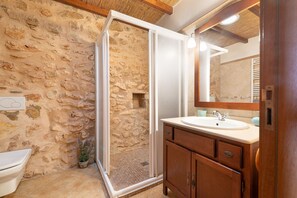 Shower, hair dryer, bidet, towels - CAS BATLET - Rustic villa with private pool and free Wi-Fi (Felanitx)