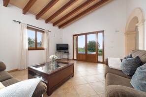 TV, fireplace - CAS BATLET - Rustic villa with private pool and free Wi-Fi (Felanitx)
