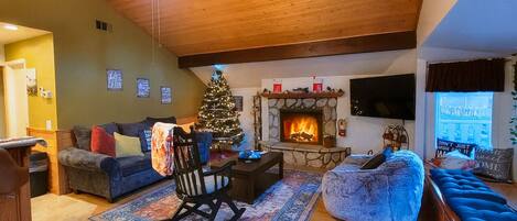 Smart TV, chimenea, futbolito