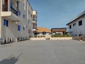 Property grounds - Modern 2-Bedroom Apartment Near Beach - Rose Villa Accra Suite T1 (Gbawe)