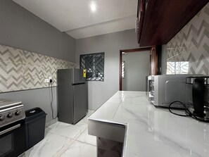 Frigorifero, microonde, forno, piano cottura
