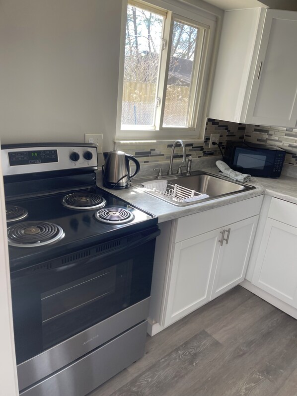 Private kitchen - Charming 2-bedroom duplex in fabulous Avon with WiFi, AC (Avon)