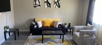 Charming 2-bedroom duplex in fabulous Avon with WiFi, AC