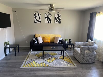 Charming 2-bedroom duplex in fabulous Avon with WiFi, AC