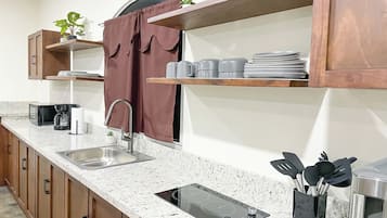 Lemari es besar, microwave, kompor, dan peralatan masak/sendok-piring