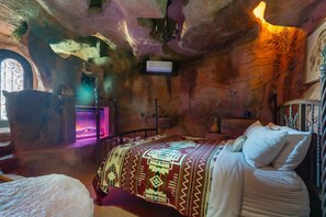 1 bedroom, bed sheets - Cave Dwellers- Zions' Only Hand-sculpted Cave (Fredonia)