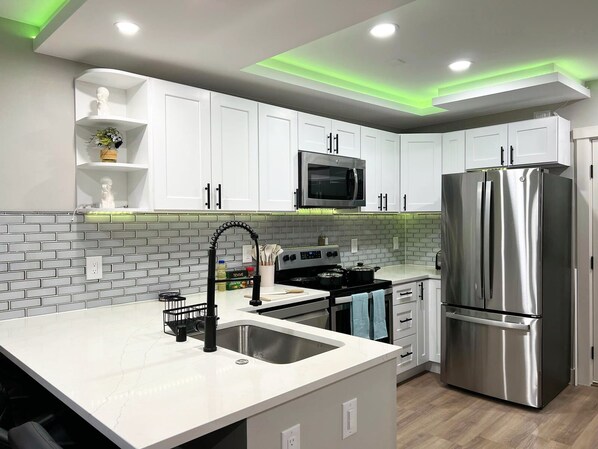 Fridge, microwave, oven, stovetop - Comfy Modern Historic Everett Stay A (Everett)