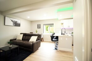 Smart TV - Comfy Modern Historic Everett Stay A (Everett)