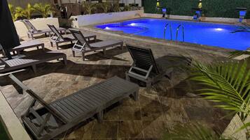 Una piscina al aire libre