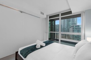 2 bedrooms, desk, iron/ironing board, travel crib - Garrison Commons - Free Parking - Pool - Gym (Toronto)