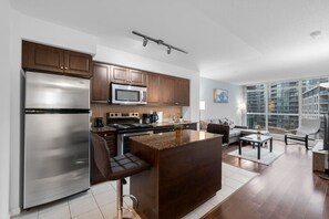 Fridge, microwave, oven, stovetop - Garrison Commons - Free Parking - Pool - Gym (Toronto)