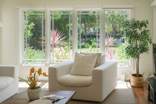 2B in DT near Stanford, Big Living room & Kitchen