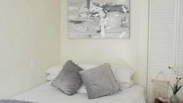 2 bedrooms, iron/ironing board, WiFi, bed sheets