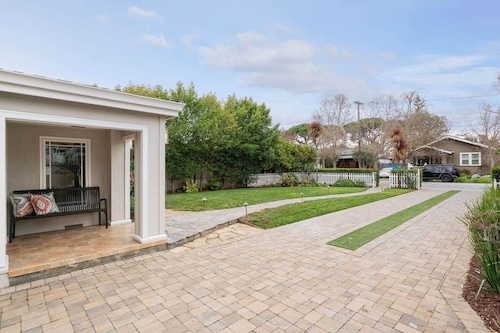5mins walk 2 PA DT, Stanford, Dinning&Markets 2B2B