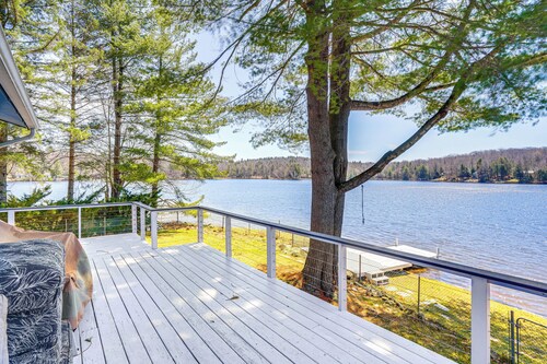 Watercrafts & Dock: Stunning Lakehouse in Becket!