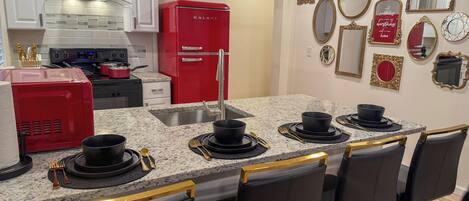 Réfrigérateur, micro-ondes, four, plaque de cuisson