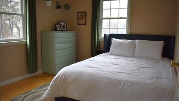 2 bedrooms, travel cot, free WiFi, bed sheets