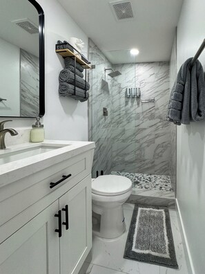 Dusche, Haartrockner, Handtücher, Seife