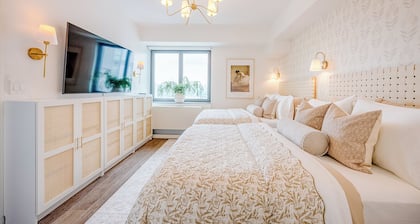 Elevated City Views: Modern & Stylish Retreat near Times Square