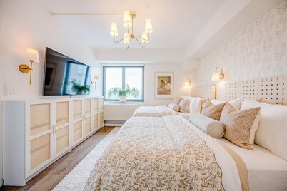 Elevated City Views: Modern & Stylish Retreat near Times Square