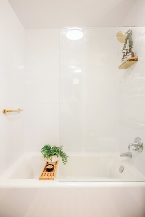 Hair dryer, towels, soap, toilet paper - Elevated City Views: Modern & Stylish Retreat near Times Square (New York)