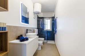 Dusche, Haartrockner, Bidet, Handtücher
