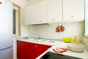 Een oven, een kookplaat, een vaatwasser, een ijsmachine