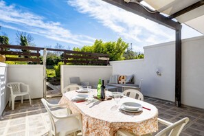 Outdoor dining - GuestHost - Cozy apartment of 60 sqm, ideal for 4 people, located on the ground floor of a building (with some steps at the entrance).The property is located in a residential area, well served and strategically positioned: just 200 mt from Otranto statio (Otranto)