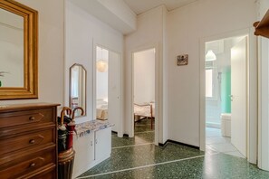 2 makuuhuonetta, silitysrauta/-lauta, Wi-Fi, vuodevaatteet