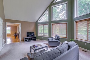 Smart TV, chimenea y libros