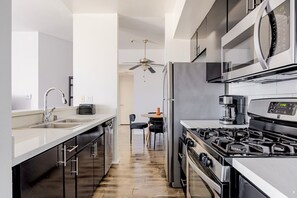 冰箱、微波炉、烤箱、洗碗机