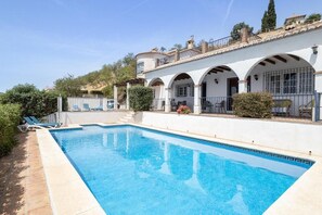 Pool - 7 Bed Villa - Sleeps 14 - Pool - Parking - Wifi (Competa)