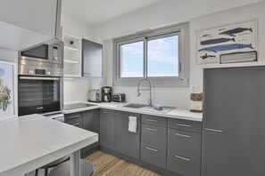 Réfrigérateur, micro-ondes, four, plaque de cuisson