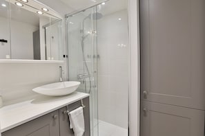 Shower, towels