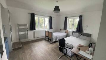 6 bedrooms, iron/ironing board, WiFi, bed sheets