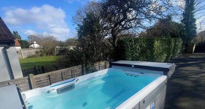 6 Bed-Sleeps 10-Gym-HotTub-Garden-Parking