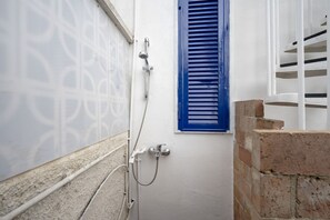 Douche, séchoir à cheveux, bidet, serviettes fournies