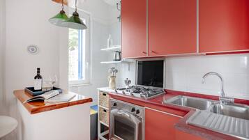Kühlschrank, Ofen, Herdplatte, Wasserkocher