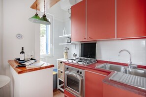 Four, plaque de cuisson, distributeur de glaçons