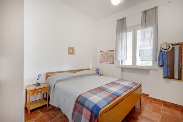 2 bedrooms, iron/ironing board, internet, bed sheets