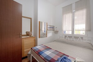 2 bedrooms, iron/ironing board, Internet, bed sheets