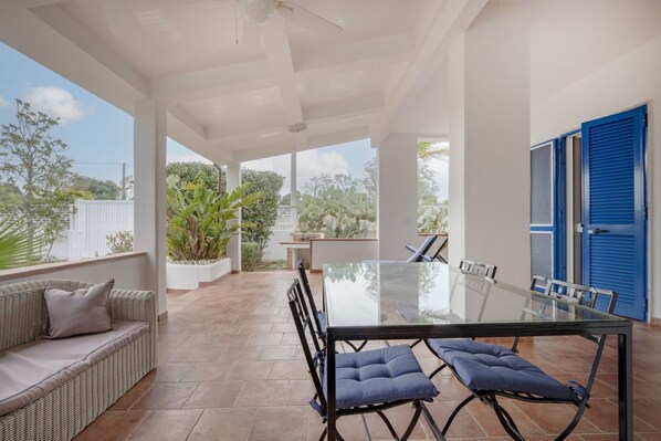 Interior - Charming villa of 75 square meters, ideal for hosting up to 4 people, with a garden, a large outdoor patio of 25 square meters and private reserved parking.Located in a strategic position, very close to the sea, the ring roads and the port, it allows you (Polignano a Mare)