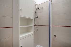 Dusche, Haartrockner, Bidet, Handtücher