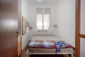2 habitaciones, tabla de planchar con plancha, internet y ropa de cama 